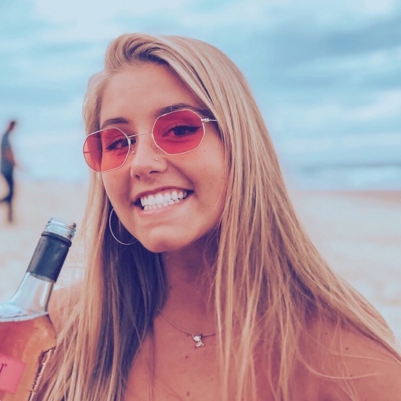 Meet your Posher, Leiah - Picture 1 of 2